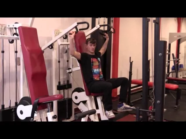 Strefa siłowa TRICEPS-GYM z nowoczesnymi maszynami